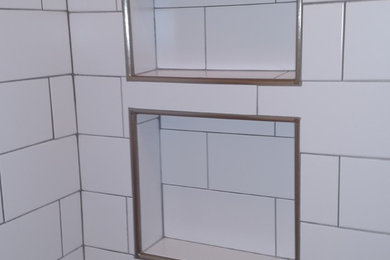 Diseño de cuarto de baño de tamaño medio con ducha empotrada, baldosas y/o azulejos blancos, baldosas y/o azulejos de cerámica, suelo de baldosas de cerámica y aseo y ducha