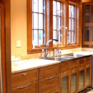 Zweizeilige Küche ohne Insel mit Vorratsschrank, Triple-Waschtisch, Glasfronten, hellbraunen Holzschränken, Quarzwerkstein-Arbeitsplatte, Küchenrückwand in Beige, Küchengeräten aus Edelstahl und Keramikboden in Little Rock