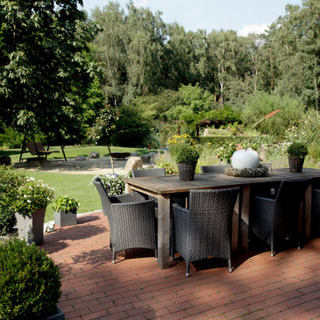 Landhausgarten mit Boulebahn und Pool