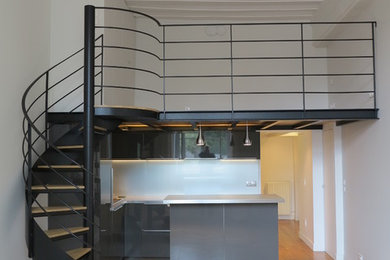 Example of a trendy staircase design in Paris