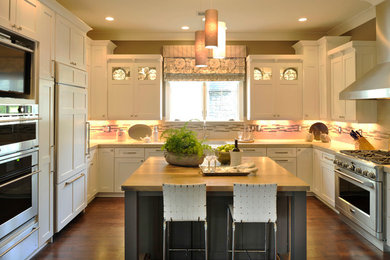 Example of a mid-sized country u-shaped dark wood floor and brown floor eat-in kitchen design in Nashville with a farmhouse sink, shaker cabinets, white cabinets, granite countertops, white backsplash, porcelain backsplash, stainless steel appliances and an island