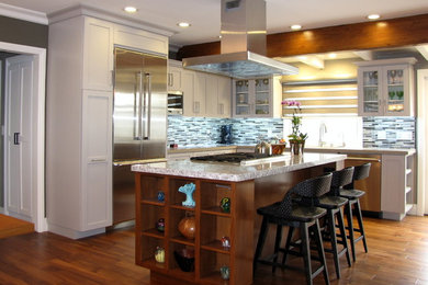 This is an example of an eclectic kitchen in Los Angeles with with island.