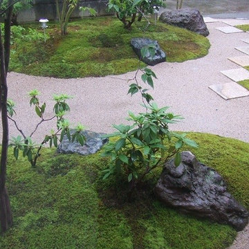 水鉢と苔と市松の庭