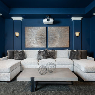 Réalisation d'une grande salle de cinéma tradition fermée avec un mur bleu, moquette, un écran de projection et un sol gris.