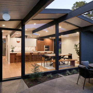 Flowing Courtyard Eichler