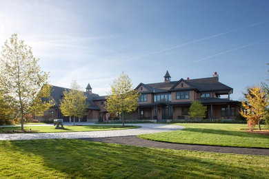 Inspiration for a huge farmhouse front yard landscaping in Detroit.