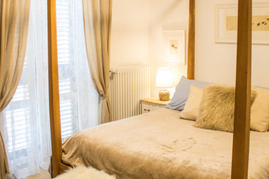 Esempio di una camera da letto contemporanea