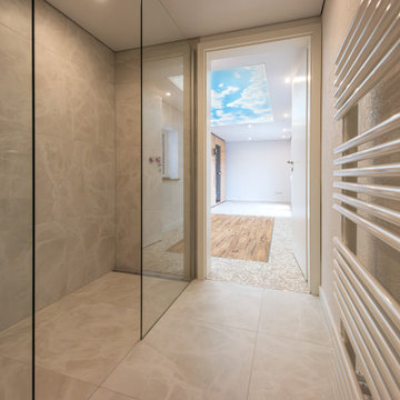 Badezimmer zum Wellnessbereich mit Sauna in Einfamilienhaus