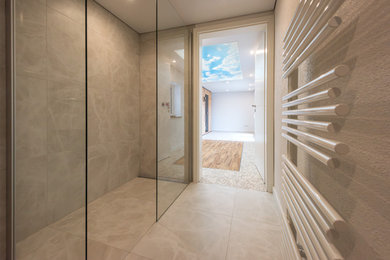 Kleines Modernes Badezimmer mit Wandtoilette, beigen Fliesen, Porzellanfliesen, beiger Wandfarbe, Porzellan-Bodenfliesen, beigem Boden, Einzelwaschbecken, schwebendem Waschtisch und eingelassener Decke in Frankfurt am Main