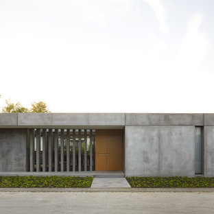 Einstöckiges, Graues, Mittelgroßes Industrial Einfamilienhaus mit Betonfassade und Flachdach in Sonstige