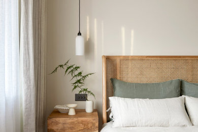 Foto de dormitorio principal de tamaño medio con suelo de madera en tonos medios