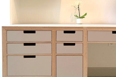 Example of a minimalist home office design in Los Angeles