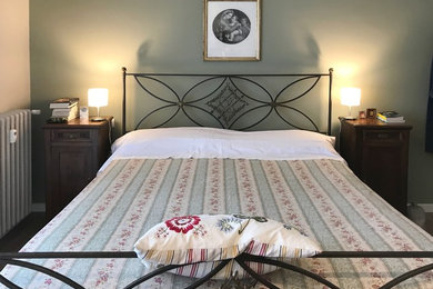Immagine di una camera da letto tradizionale