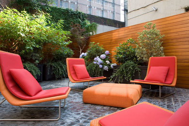 Design ideas for a contemporary landscaping in Chicago.
