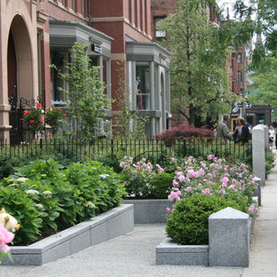 Großes Stilmix Garten im Innenhof im Sommer mit Gartenweg, direkter Sonneneinstrahlung und Natursteinplatten in Boston