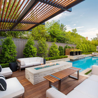 ダラスの中サイズのトランジショナルスタイルのおしゃれな裏庭のテラス (ファイヤーピット、デッキ材舗装、パーゴラ) の写真