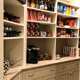 Cette image montre une petite arrière-cuisine traditionnelle avec un placard avec porte à panneau encastré, des portes de placard blanches, un plan de travail en stratifié, un sol en carrelage de céramique, un sol beige et un plan de travail beige.