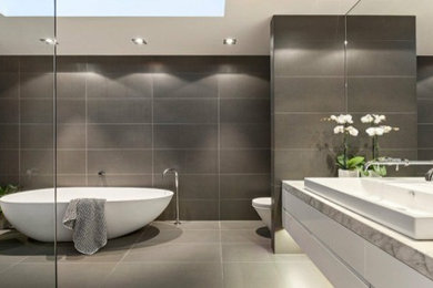 Photo of a modern bathroom in Canberra - Queanbeyan.