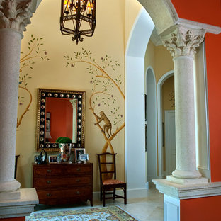 Klassisk inredning av en hall, med orange väggar och vitt golv