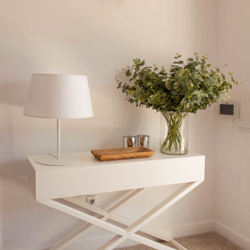 Birre entry hall with console, table lamp and plant