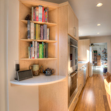 Bright Contemporary Kitchen