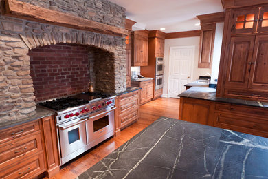 Example of a farmhouse kitchen design in New York