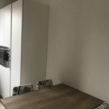 Cucina bianca con retro e top in legno | 9 MQ