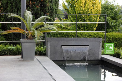 Contemporary pool in Frankfurt with a water feature.