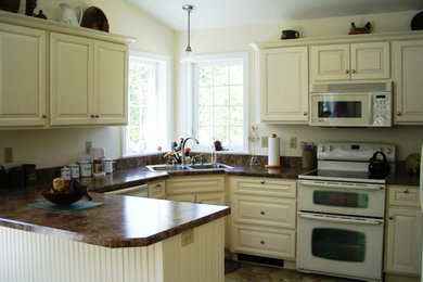 Elegant kitchen photo in Portland Maine