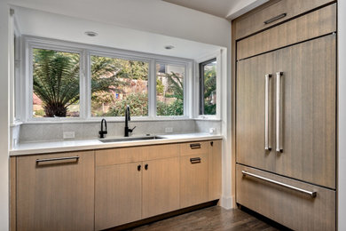 Example of a mid-century modern kitchen design in San Francisco