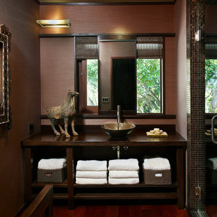 ロサンゼルスのコンテンポラリースタイルのおしゃれなトイレ・洗面所 (モザイクタイル、ベッセル式洗面器) の写真