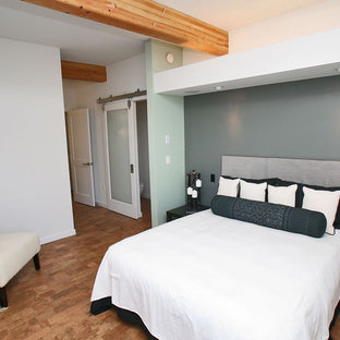 Inspiration för mellanstora moderna gästrum, med vita väggar och korkgolv