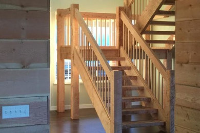 Ejemplo de escalera en U con escalones de madera y contrahuellas de madera