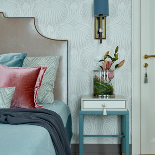 Свежая идея для дизайна: хозяйская спальня в стиле современная классика с серыми стенами, паркетным полом среднего тона и коричневым полом - отличное фото интерьера