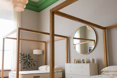 Diseño de dormitorio moderno extra grande con paredes grises, tatami y suelo beige