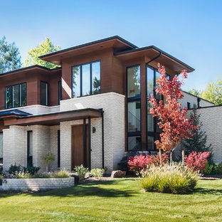 Zweistöckiges, Mehrfarbiges Retro Einfamilienhaus mit Mix-Fassade und Flachdach in Denver