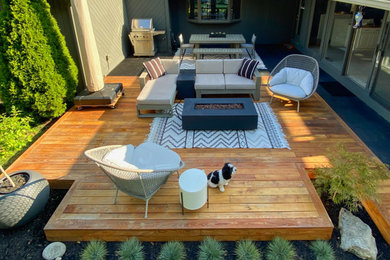 Deck - large 1960s backyard ground level deck idea in Cincinnati