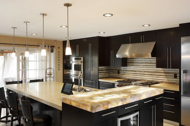 Example of a minimalist kitchen design in Los Angeles