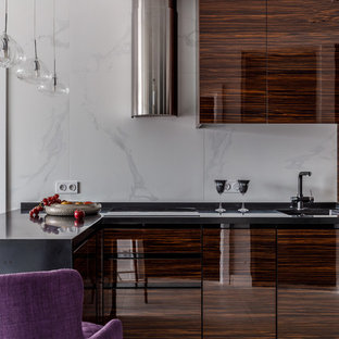 Идея дизайна: кухня в современном стиле с врезной раковиной, плоскими фасадами, темными деревянными фасадами, белым фартуком, белым полом и черной столешницей