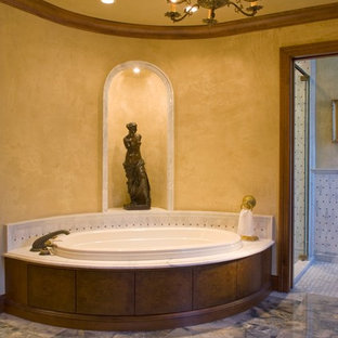 Großes Klassisches Badezimmer En Suite mit Einbauwaschbecken, Schrankfronten mit vertiefter Füllung, dunklen Holzschränken, Granit-Waschbecken/Waschtisch, Einbaubadewanne, offener Dusche, Toilette mit Aufsatzspülkasten, schwarz-weißen Fliesen, Keramikfliesen, gelber Wandfarbe und Marmorboden in Minneapolis