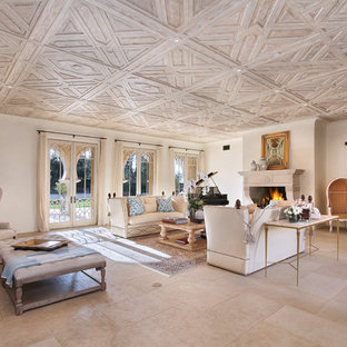 Repräsentatives, Fernseherloses Mediterranes Wohnzimmer mit beiger Wandfarbe und Kamin in Orange County