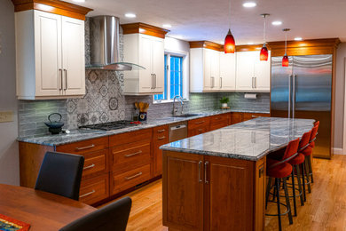 ボストンにある広いコンテンポラリースタイルのおしゃれなキッチン (シェーカースタイル扉のキャビネット、グレーのキッチンパネル、シルバーの調理設備、青い床、青いキッチンカウンター) の写真