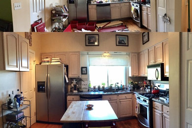 シカゴにあるお手頃価格の小さなトラディショナルスタイルのおしゃれなキッチン (アンダーカウンターシンク、白いキャビネット、御影石カウンター、白いキッチンパネル、シルバーの調理設備、淡色無垢フローリング) の写真