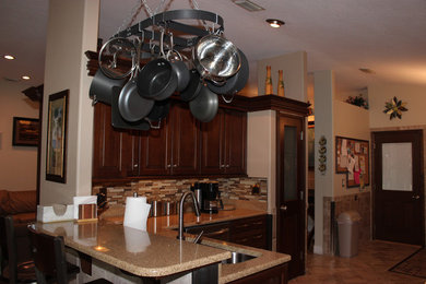 Example of a classic kitchen design in Orange County