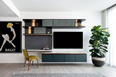 Mittelgroßes, Repräsentatives, Offenes Modernes Wohnzimmer mit gelber Wandfarbe, hellem Holzboden, TV-Wand und grauem Boden in Melbourne