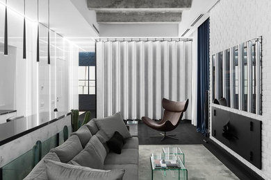 Свежая идея для дизайна: большая открытая гостиная комната в современном стиле с белыми стенами, темным паркетным полом, телевизором на стене и черным полом - отличное фото интерьера