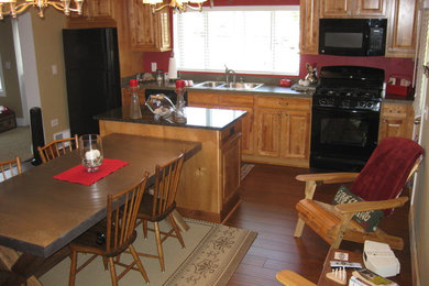 Example of a classic kitchen design in Detroit