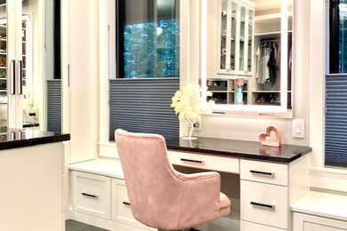 Modelo de armario y vestidor tradicional renovado grande con armarios estilo shaker, puertas de armario blancas, suelo de pizarra y suelo gris
