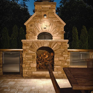 デトロイトの大きいラスティックスタイルのおしゃれな裏庭のテラス (アウトドアキッチン、レンガ敷き、日よけなし) の写真