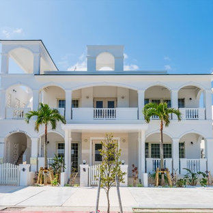 他の地域のトロピカルスタイルのおしゃれな家の外観の写真